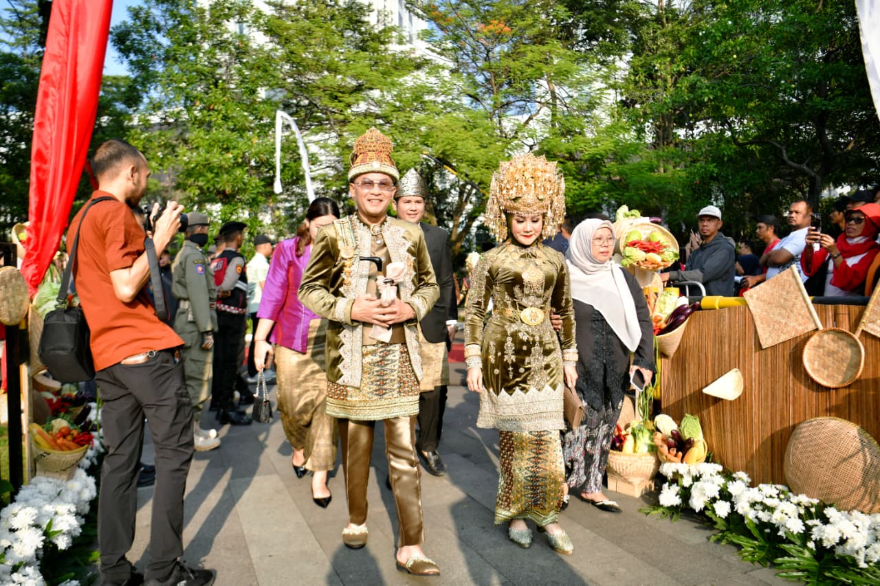 Wagub Erwan Setiawan Ikuti Kirab Merah Putih bersama Vespa Antik